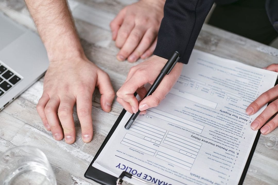 Aansprakelijkheidsverzekering (AVP): de goedkope polis die je beschermt tegen een financiële ramp